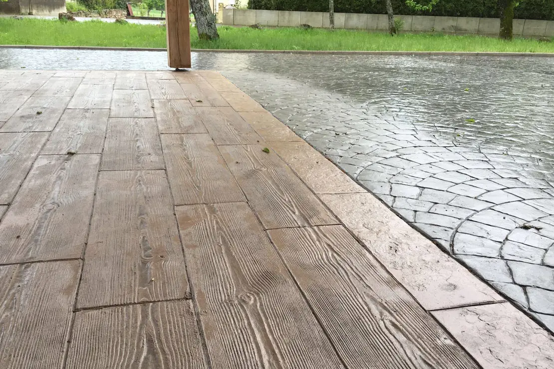 Cemento estampado con apariencia de madera en el patio trasero de una vivienda en Palencia.